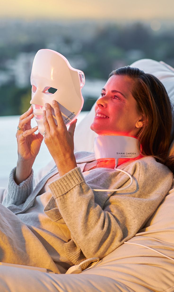 Shani Darden by Deesse PRO LED Light Mask & Neck Attachment - GLOW FIT ESSENTIALS